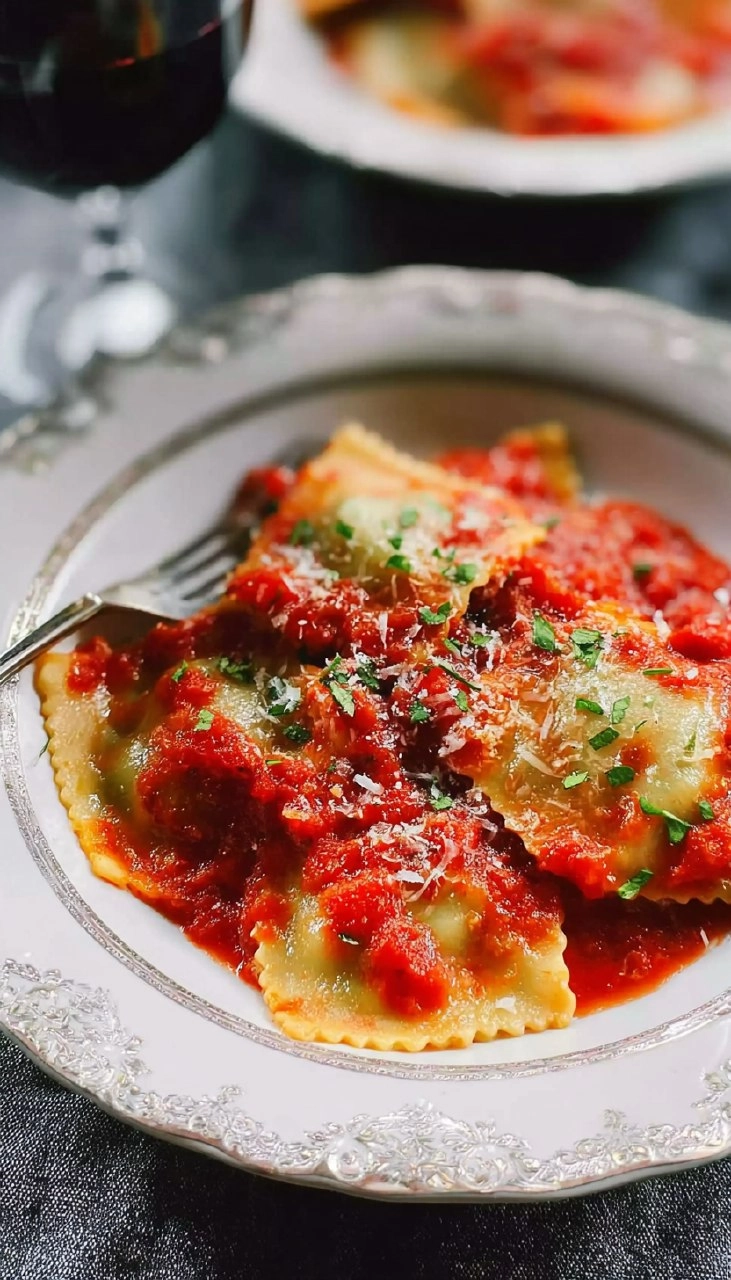 Ravioli in Tomatensoße