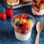 Obstsalat Töpfchen mit Skyr 6 Obstsalat-Topfchen-mit-Skyr-Rezept